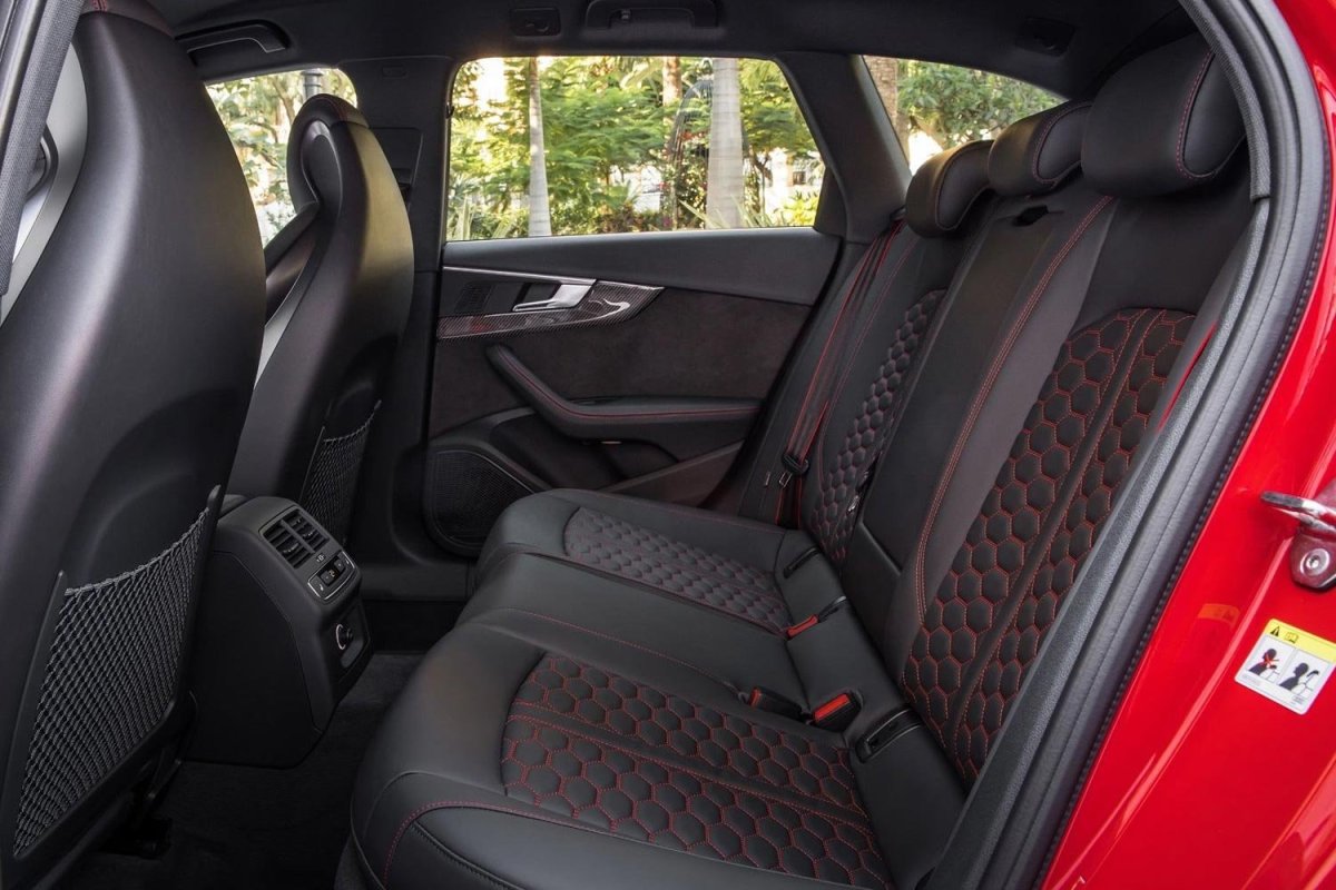 Audi rs4 avant салон сзади