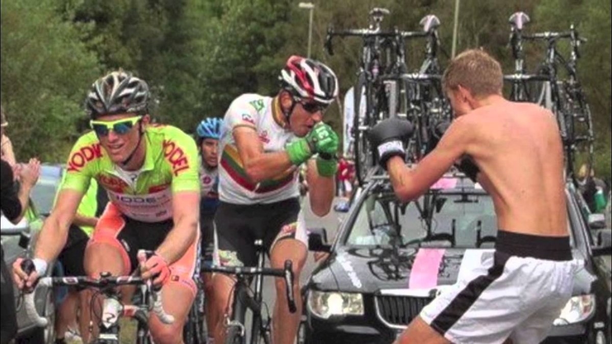 Смешной велосипедист