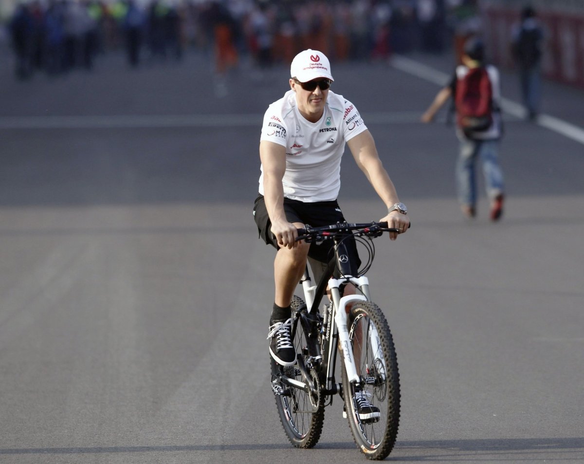 Шумахер на трассе на велосипеде