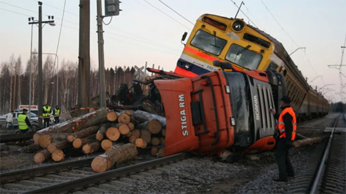 Столкновение поезда с машиной