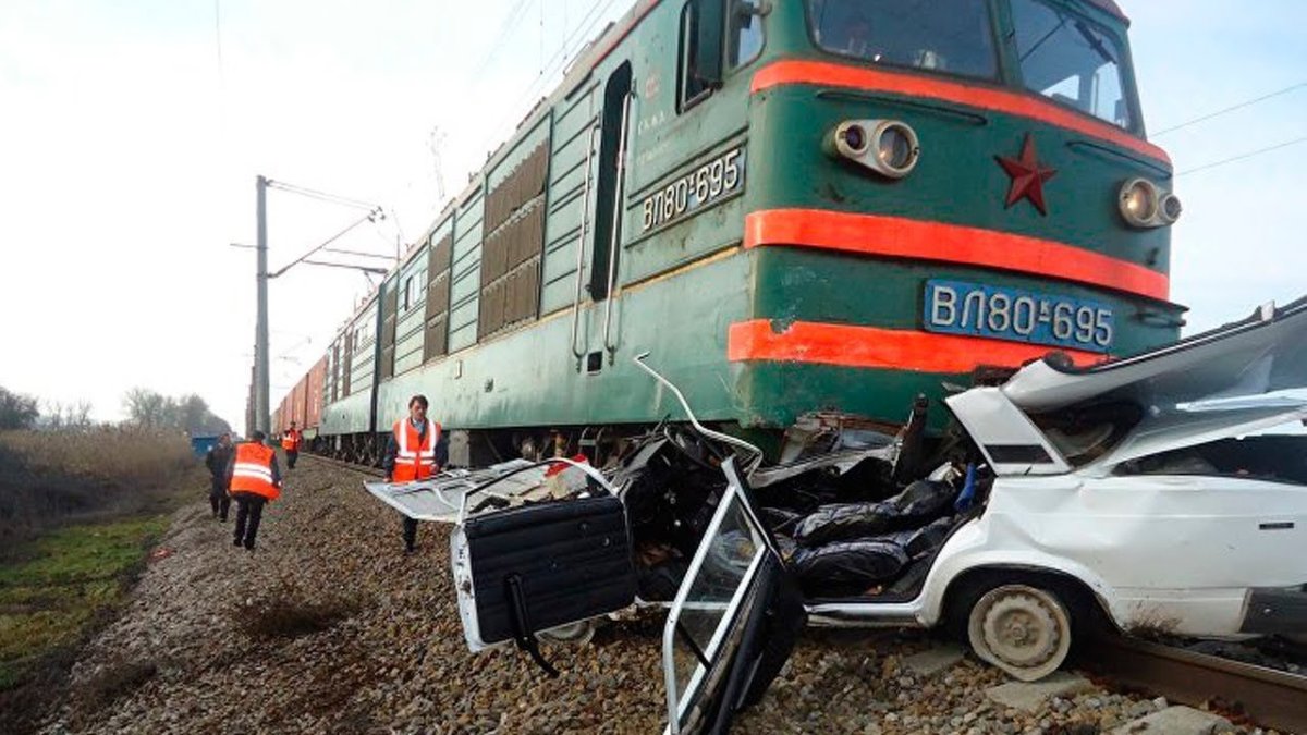 Столкновение поезда с авто