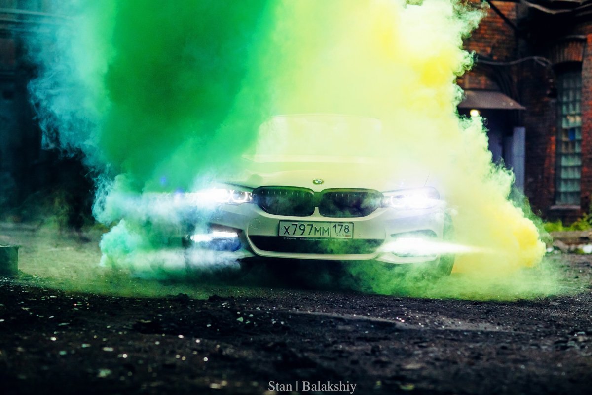 БМВ м8 в дрифте