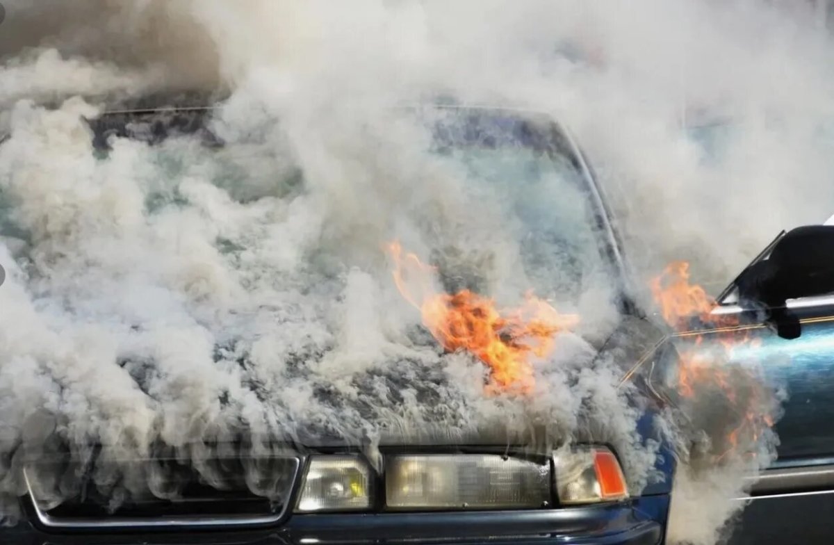 Машина дымится