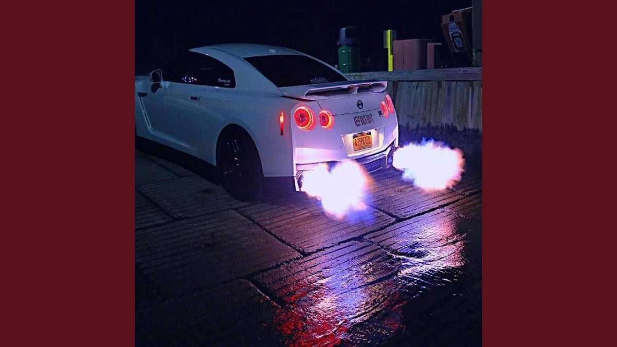 Ниссан ГТР 35 огонь из выхлопа