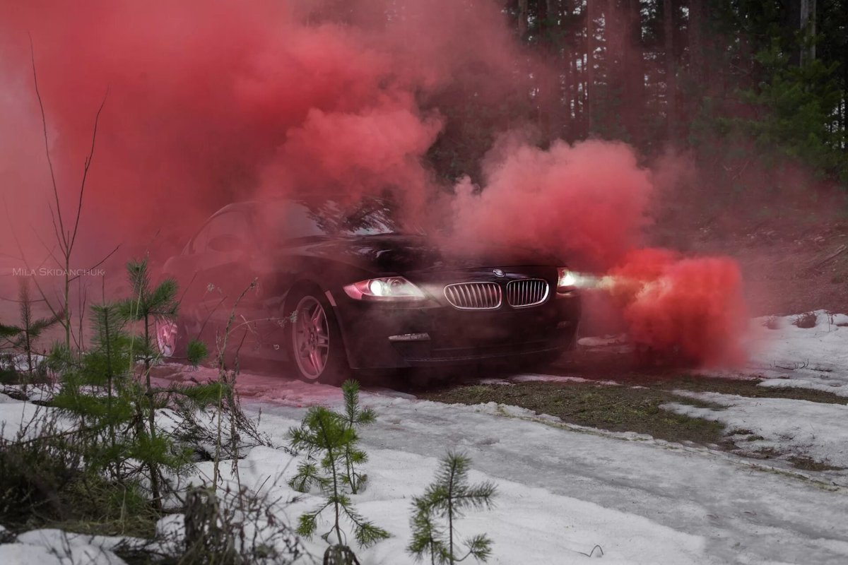 Красная машина в дыму