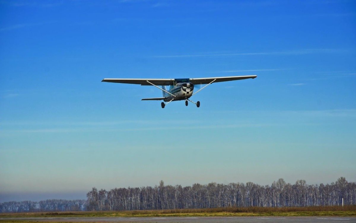 Cessna 172 в небе