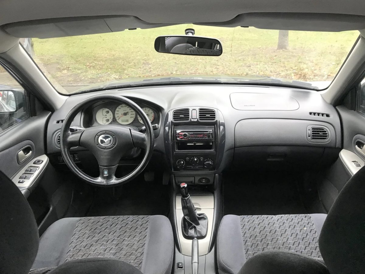 Мазда 323 2002 салон