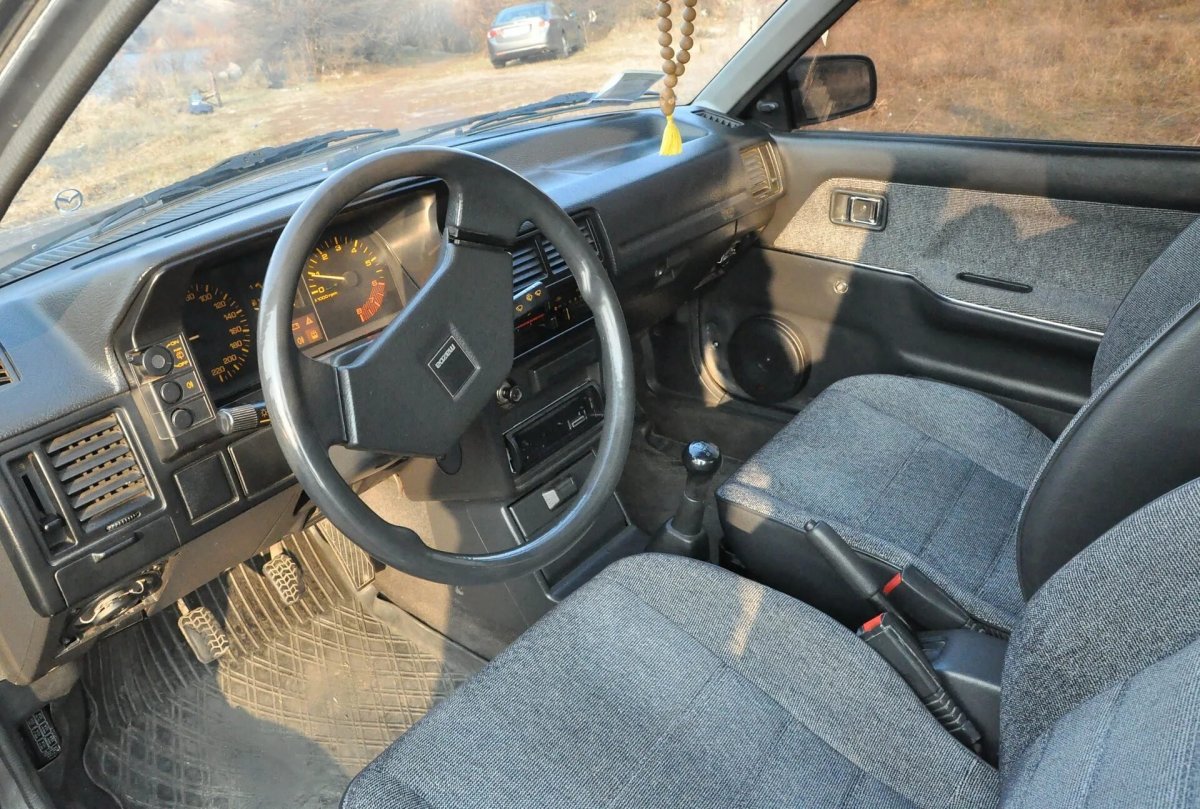Мазда 323 1990 салон