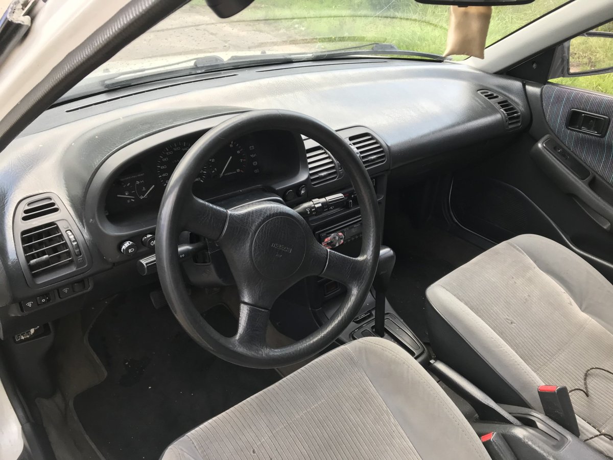 Мазда 323 хэтчбек салон