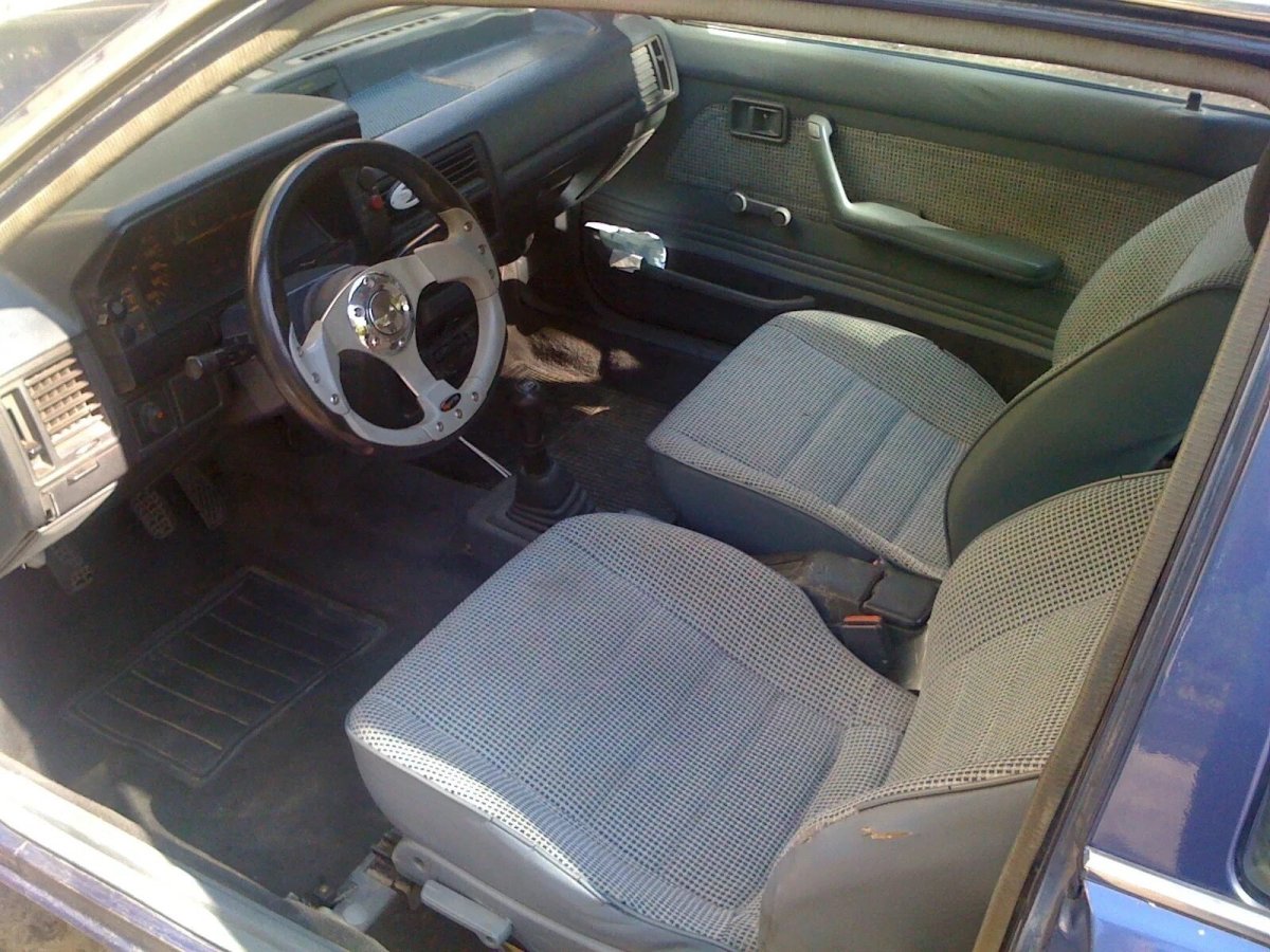 Mazda 323 1990 салон