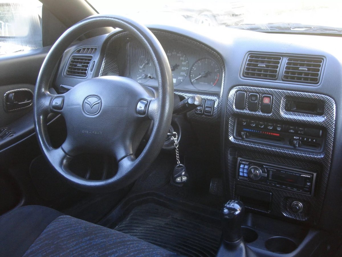 Mazda 323 1997 салон