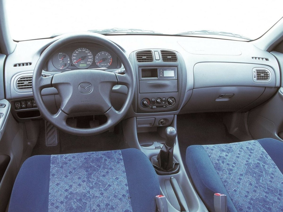 Mazda 323 1999 салон
