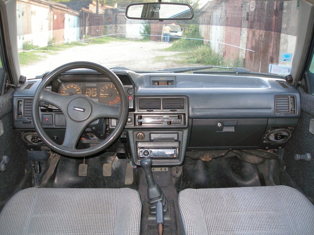 Mazda familia 323 bf салон