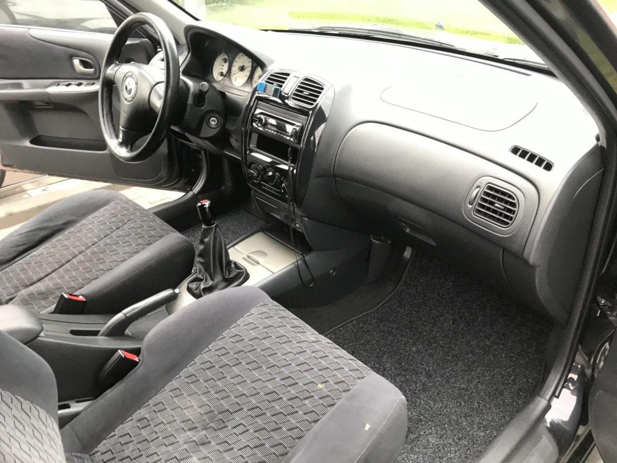 Mazda 323 2002 салон