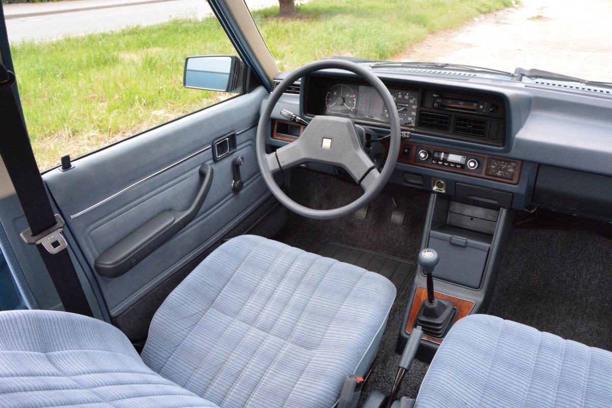 Mazda 323 bf салон