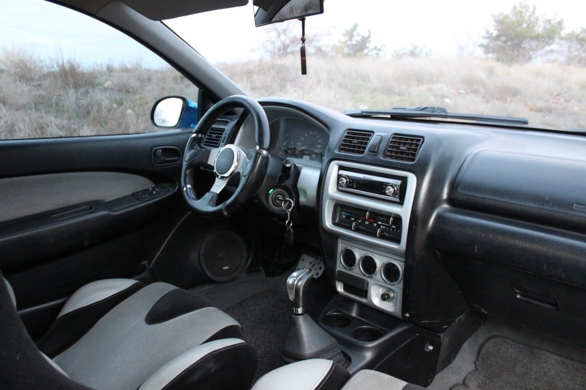 Mazda 323 ba салон