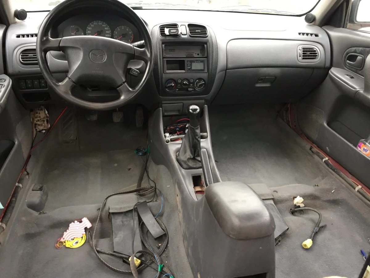 Mazda 323 1998 салон