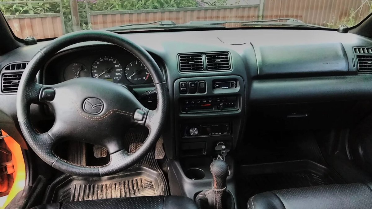 Мазда 323 седан салон