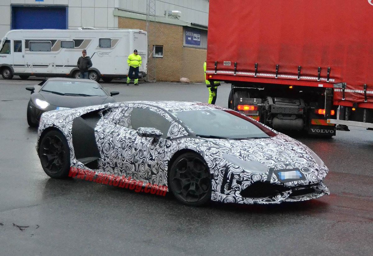 Ламборгини Хуракан в пленке из стикеров медведя и кролика