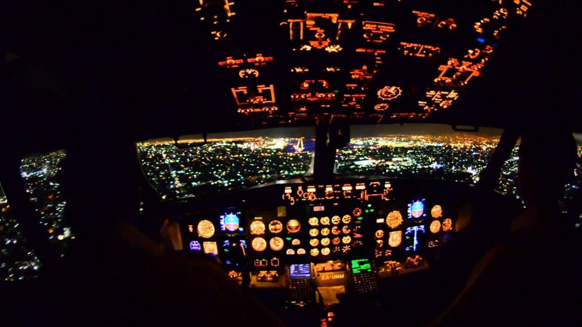 Кабина Боинг 737 ночью