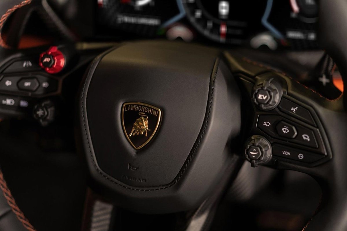 Ламборджини revuelto