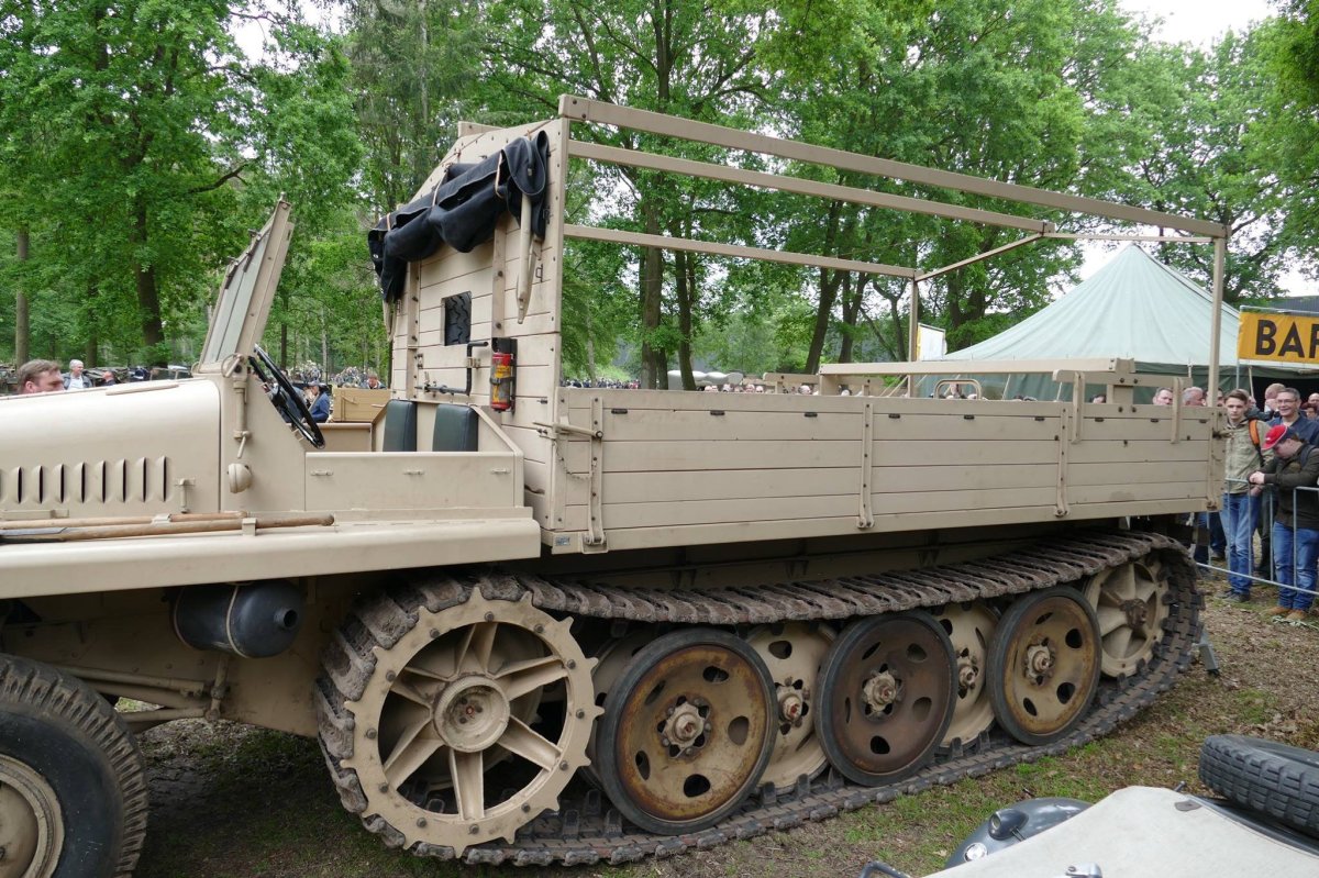 Полугусеничный тягач SWS