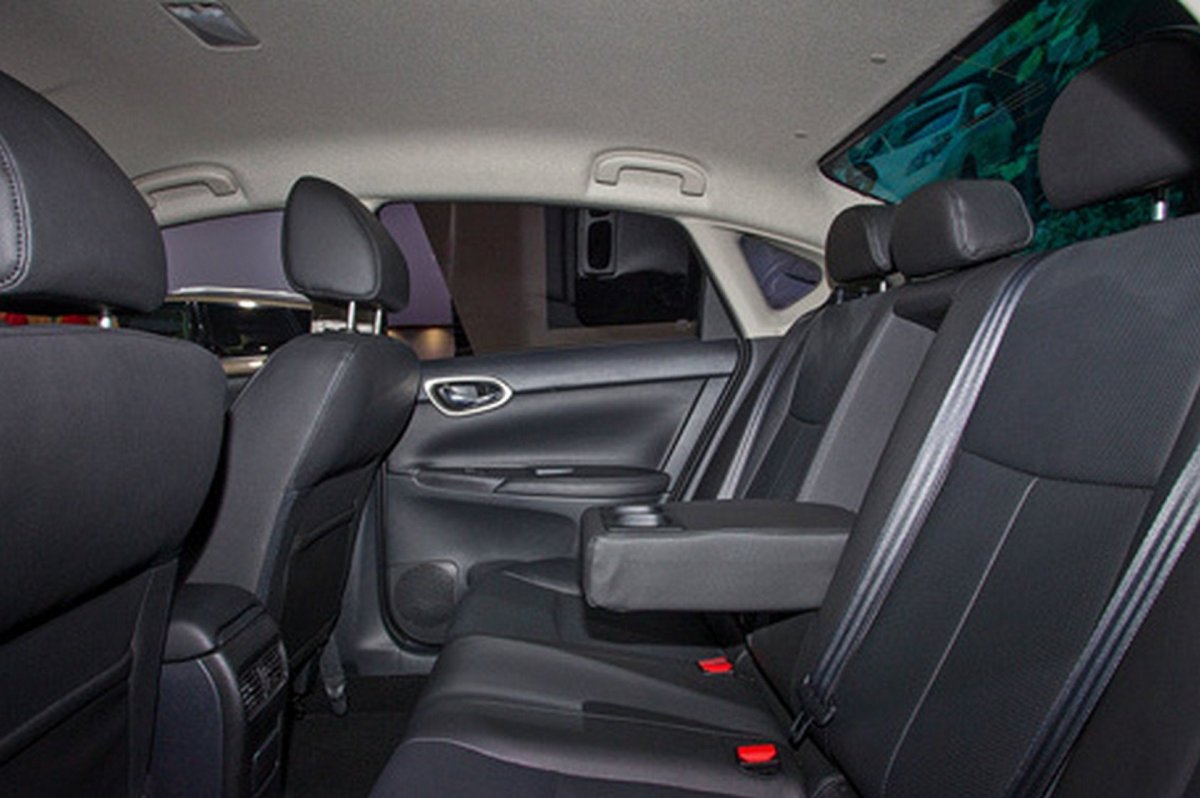 Nissan Tiida сзади салон