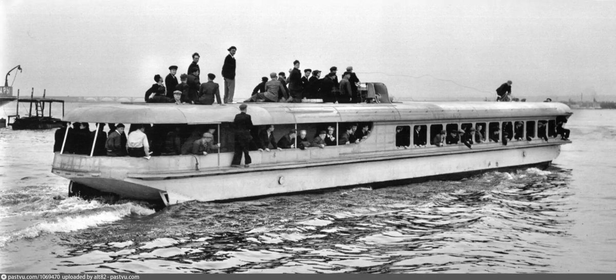 Судна на подводных крыльях красное Сормово