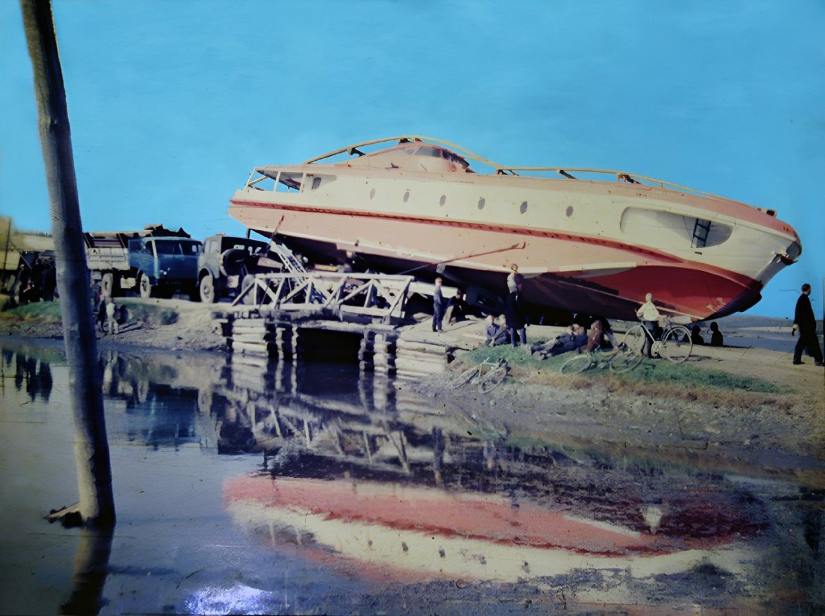 Военный катер на подводных крыльях