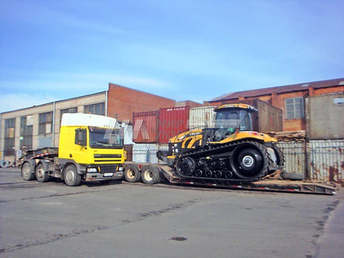 Трактор на трале