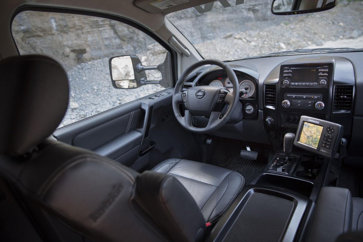 Ниссан Титан внутри