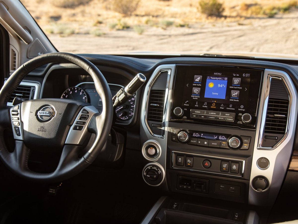 Nissan Titan 2022 салон
