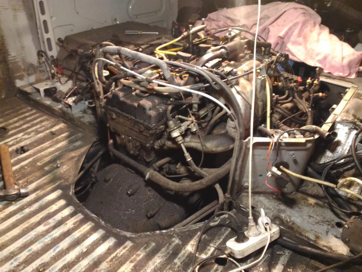 Моторный отсек УАЗ Буханка