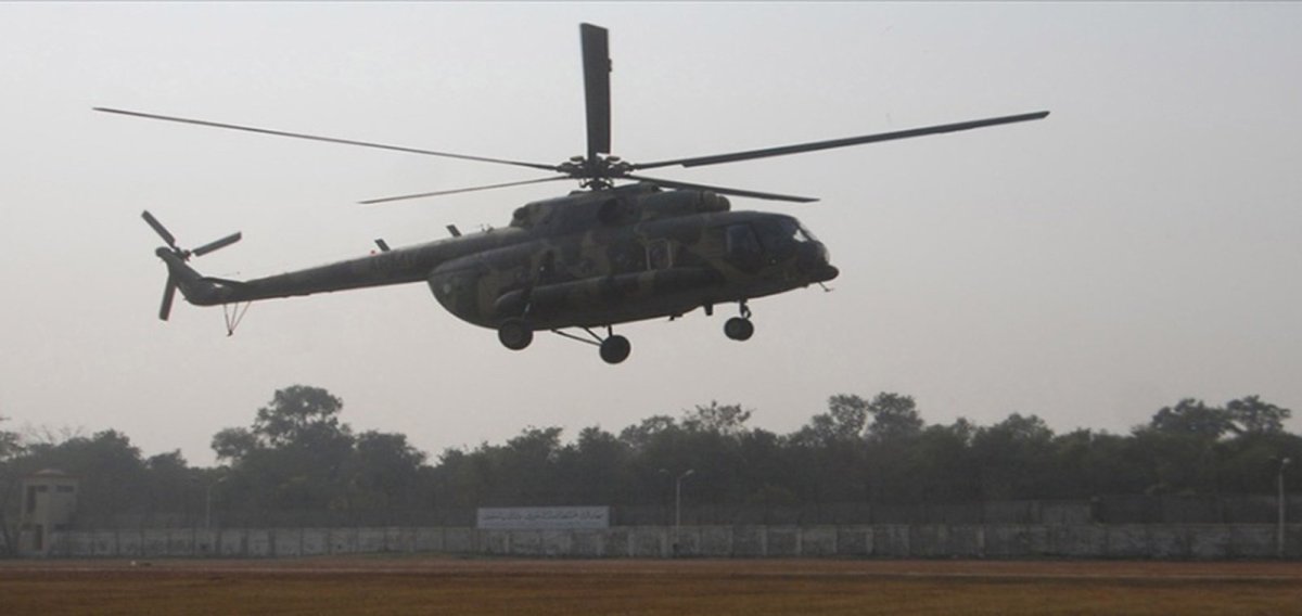 Военные садятся в вертолет