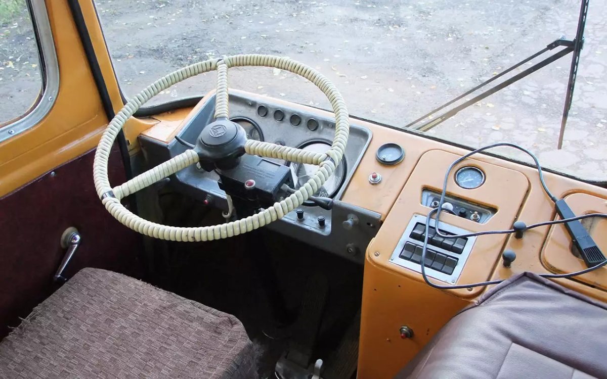 ЛИАЗ 677 кабина водителя