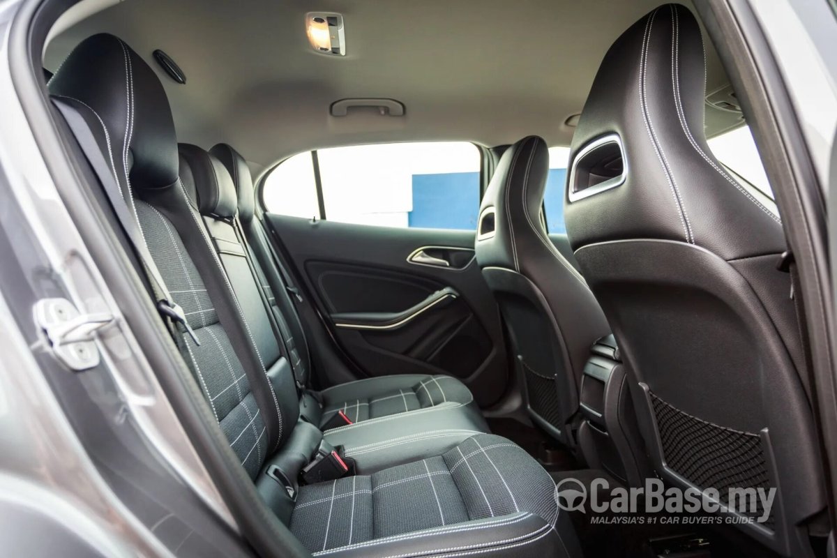 Mercedes GLA салон сзади