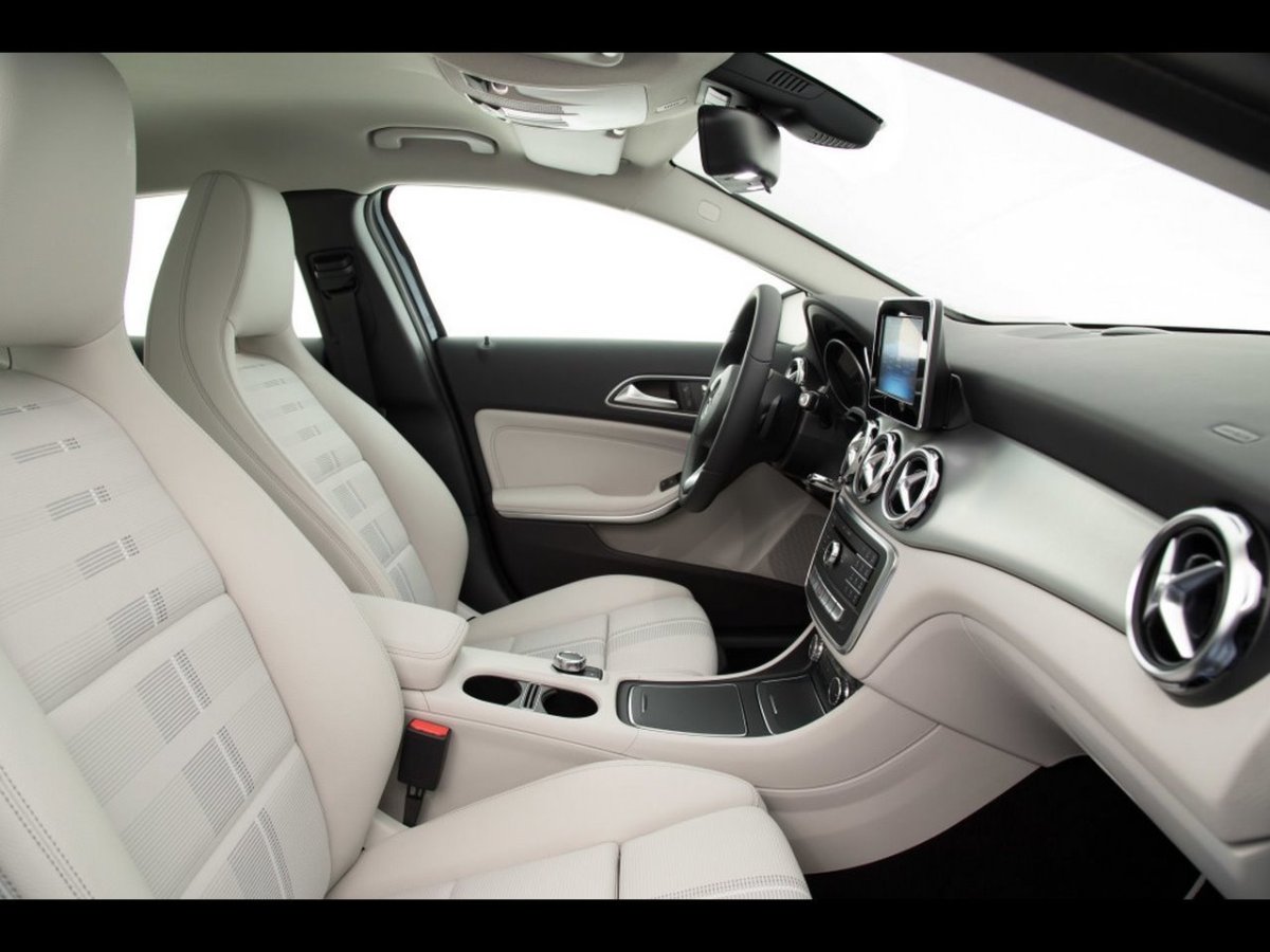 Мерседес Бенц е200 белый салон