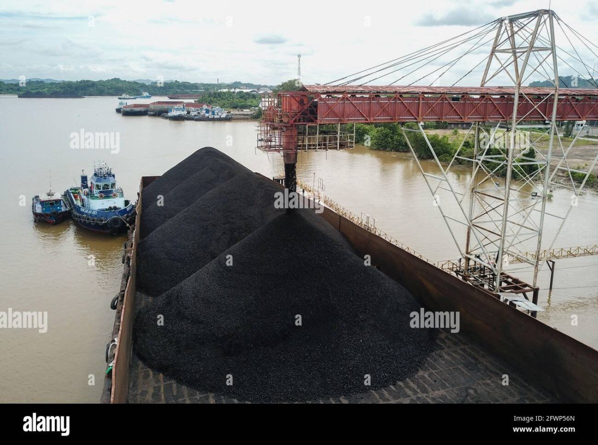 Баржа с щебнем