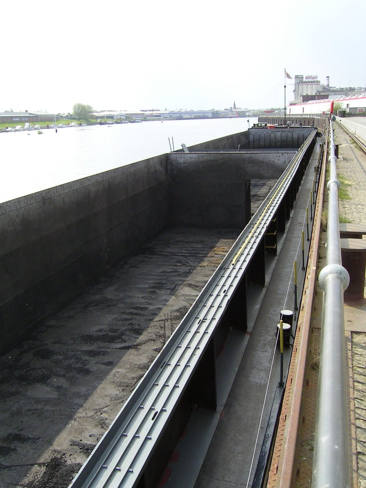 Баржа для сыпучих грузов