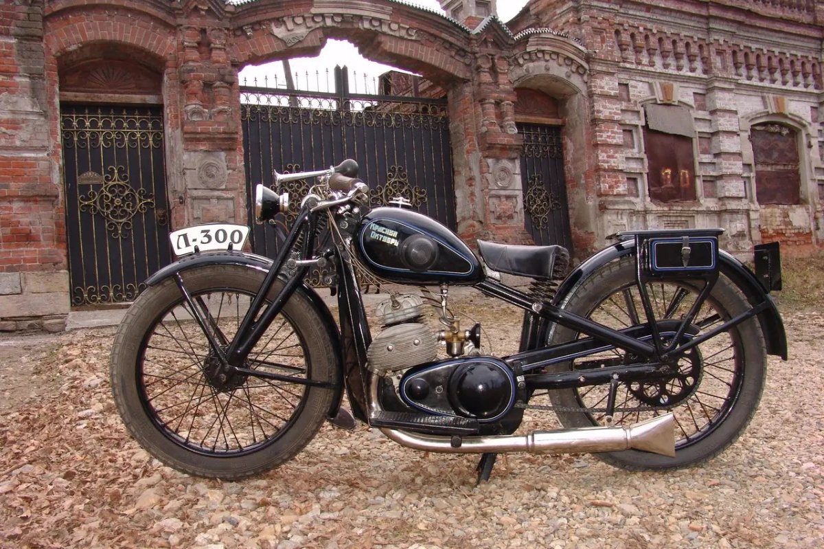 Мотоцикл красный октябрь