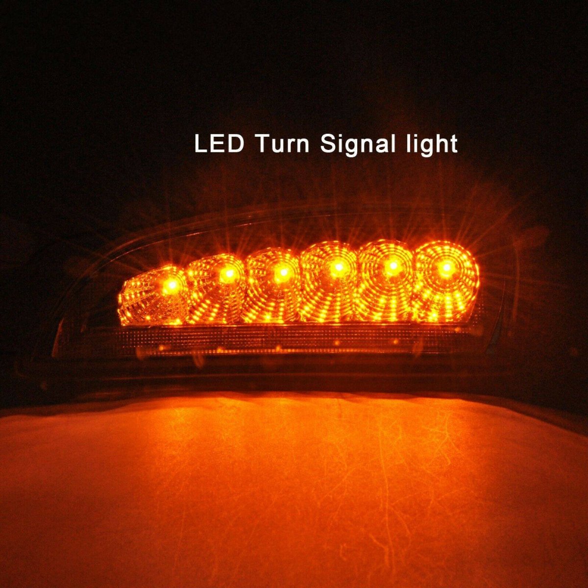 БМВ Икс 1 с включенными ходовыми огнями и желтыми противотуманками
