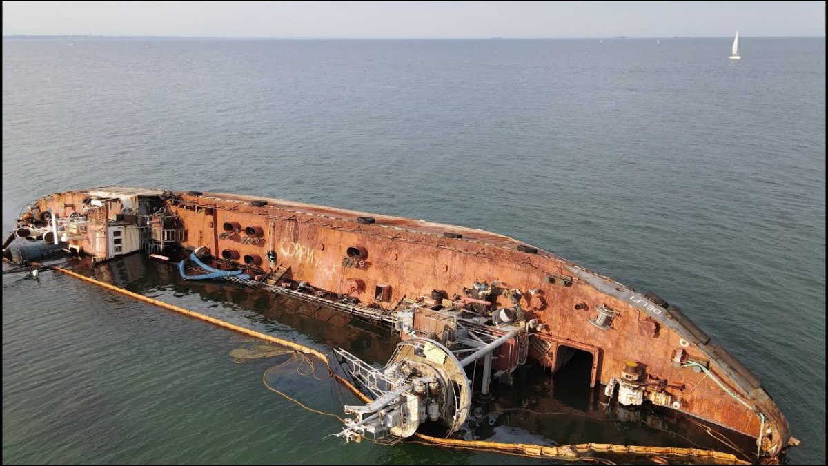 Затонувший корабль в Витязево