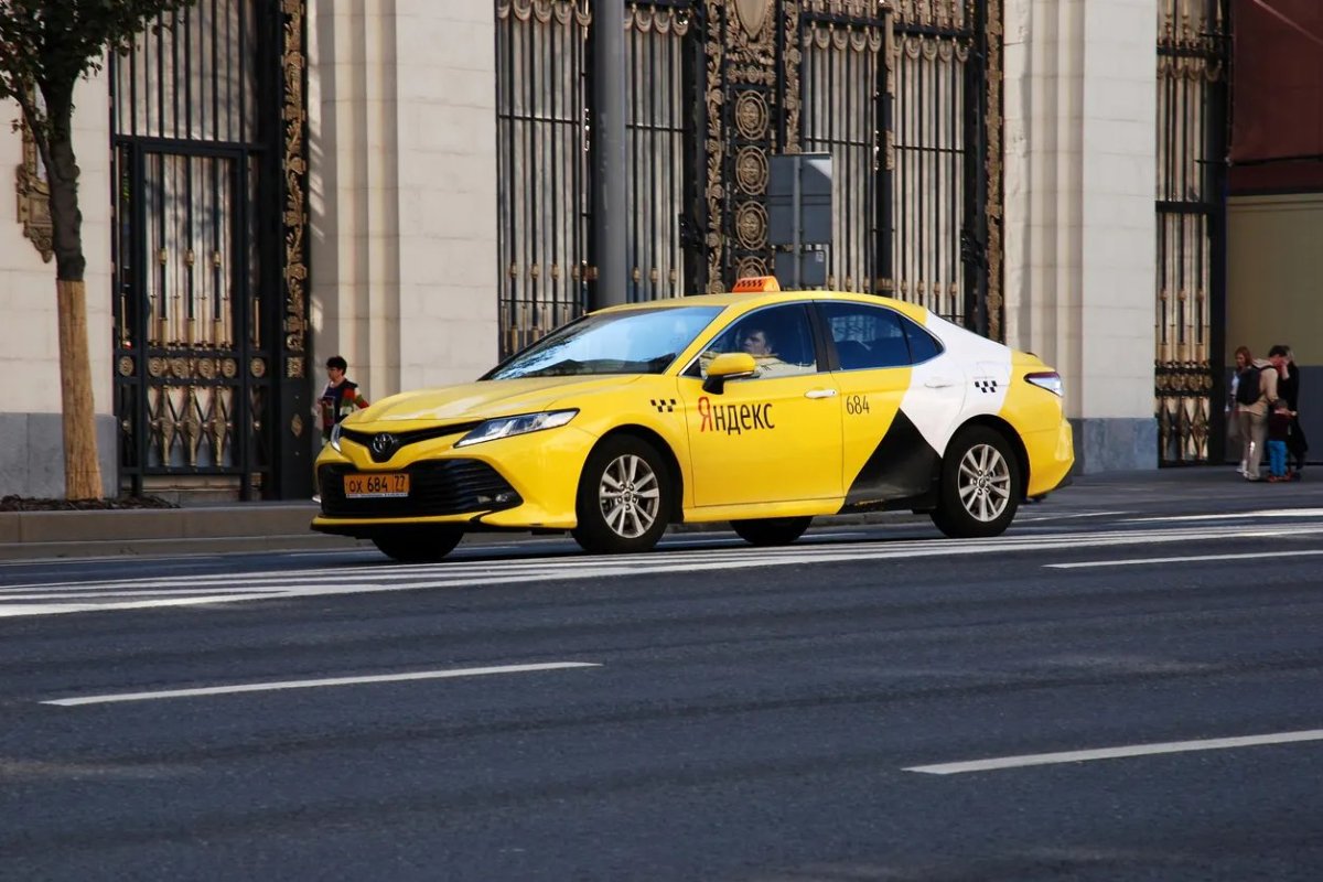 Яндекс такси желтое