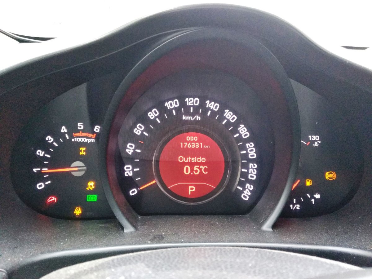Kia Sportage 2 панель приборов