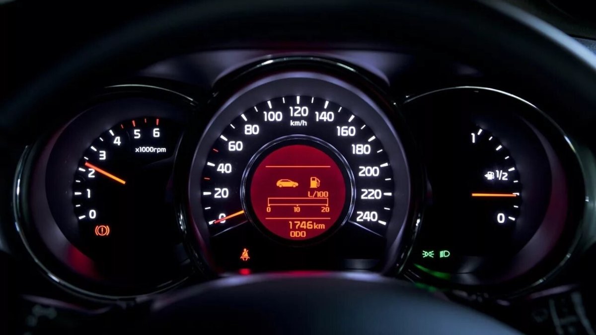 Панель приборов на Киа Рио 4 на скорости