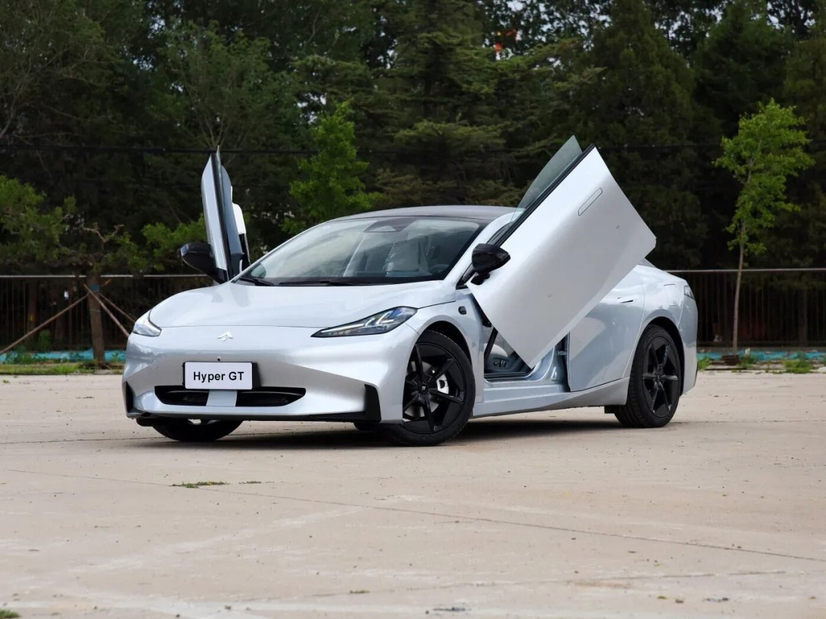 БМВ i8 сзади