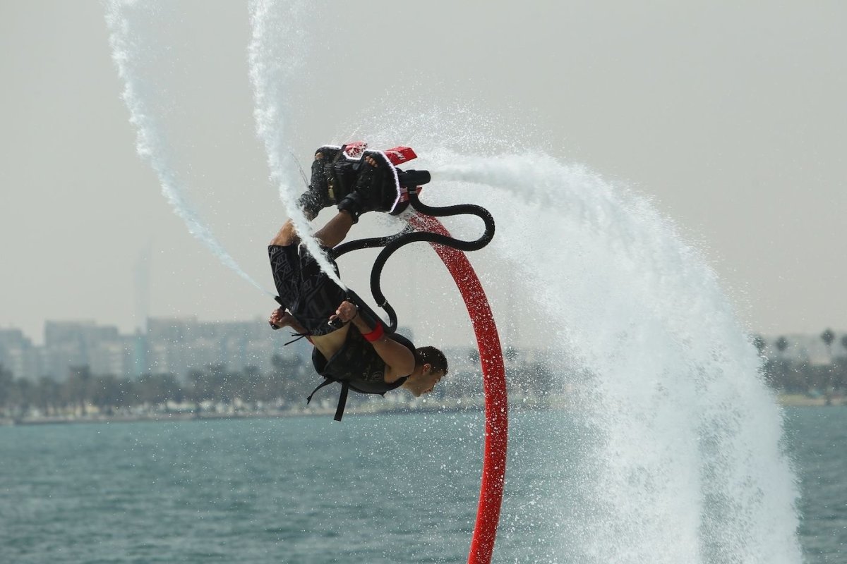 Над водой на водяном столбе