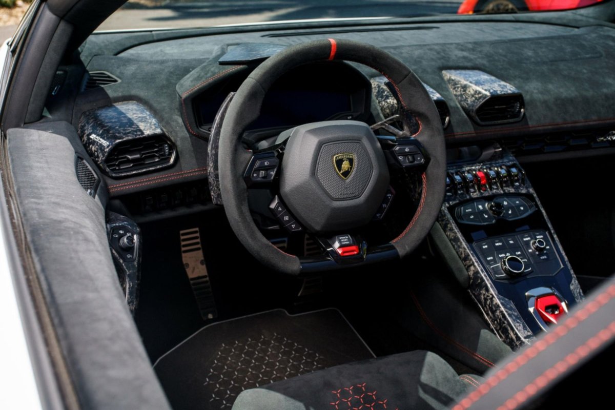 Lamborghini Huracan Performante Spyder салон