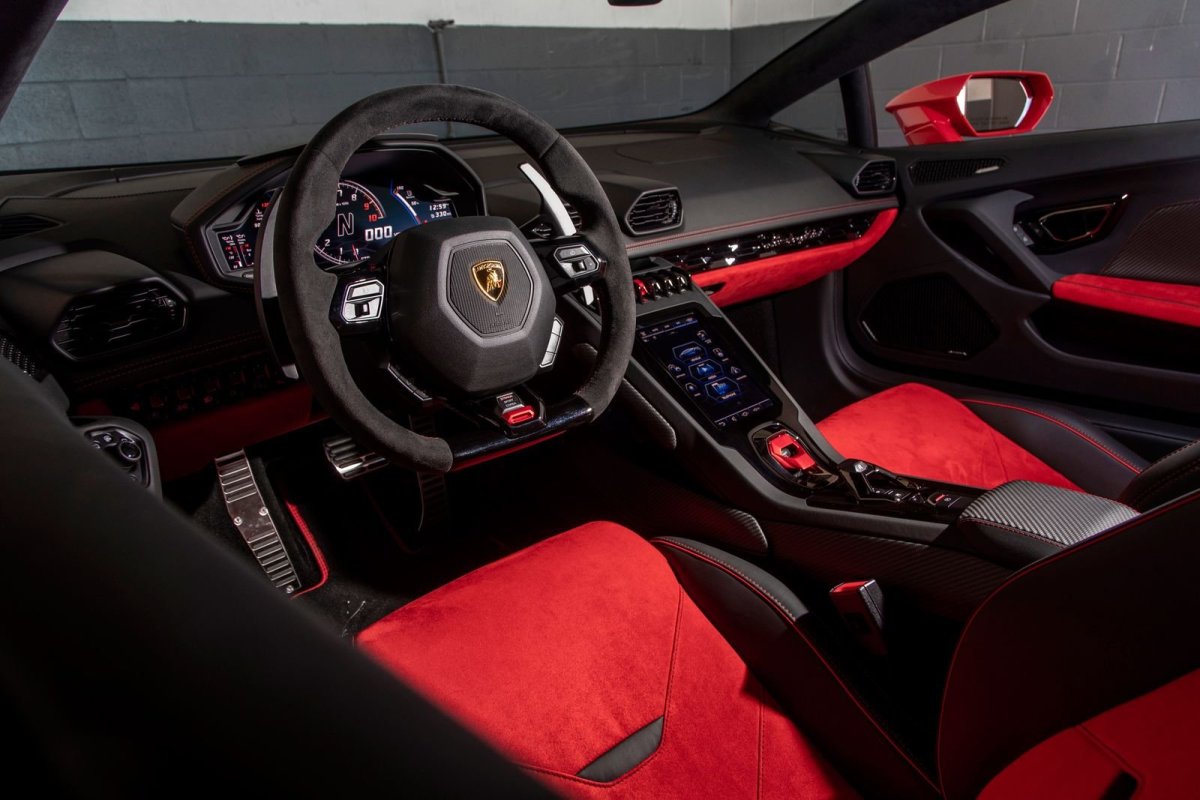 Ламборгини Хуракан 2020 салон