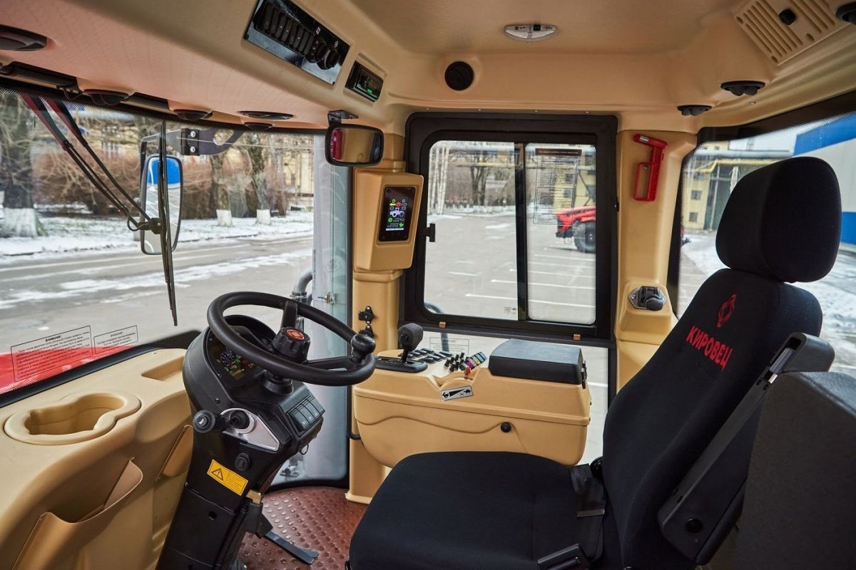 Кировец 525 кабина